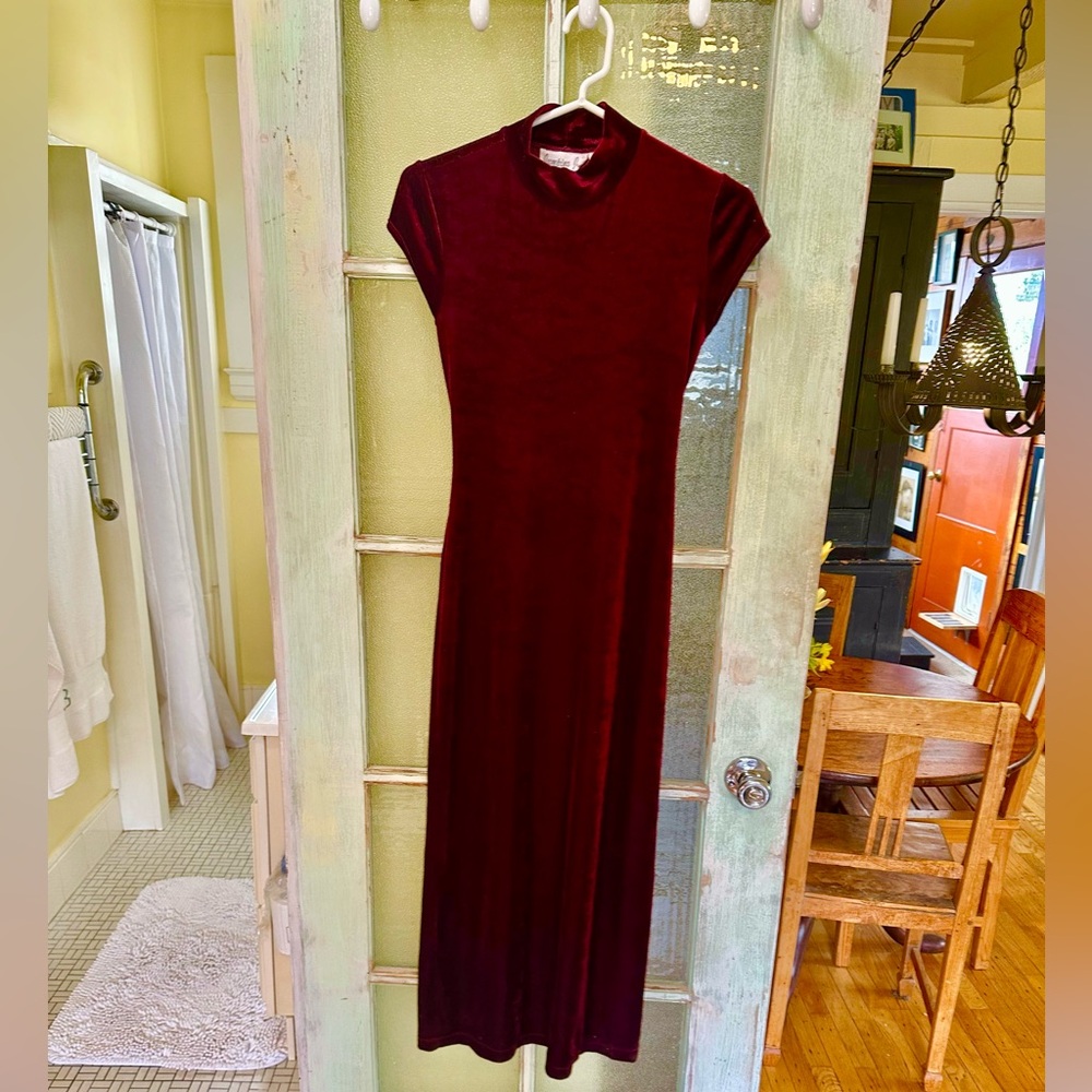 Chic Velvet Midi Dress in Deep Red